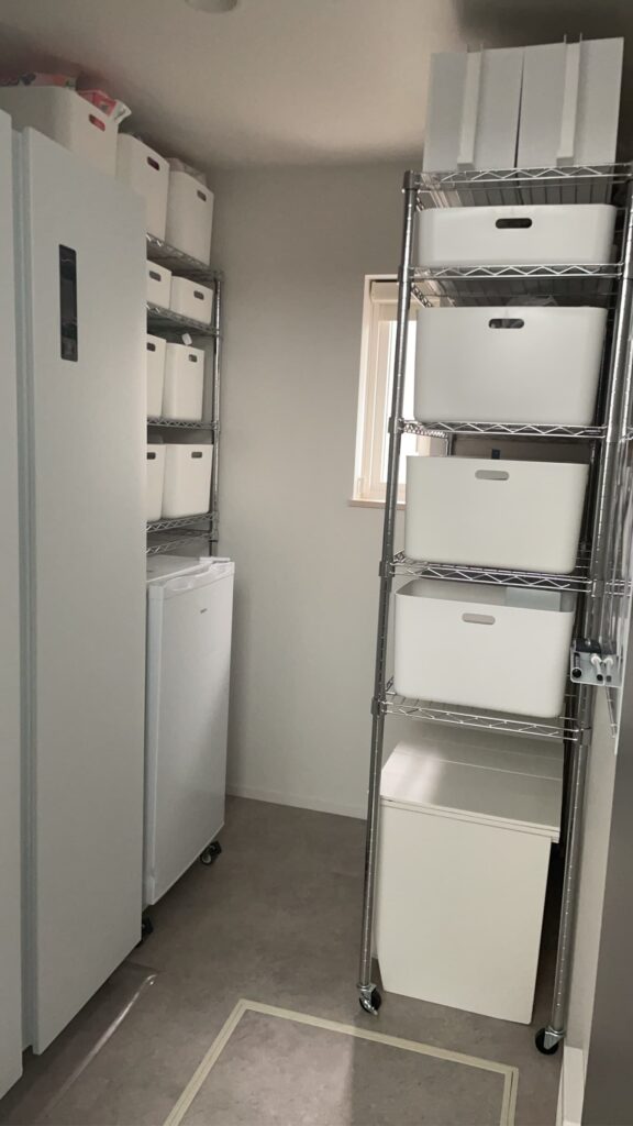 パントリーの中にある、MAXZEN マクスゼン 430L 2ドア冷凍冷蔵庫（ファン式）